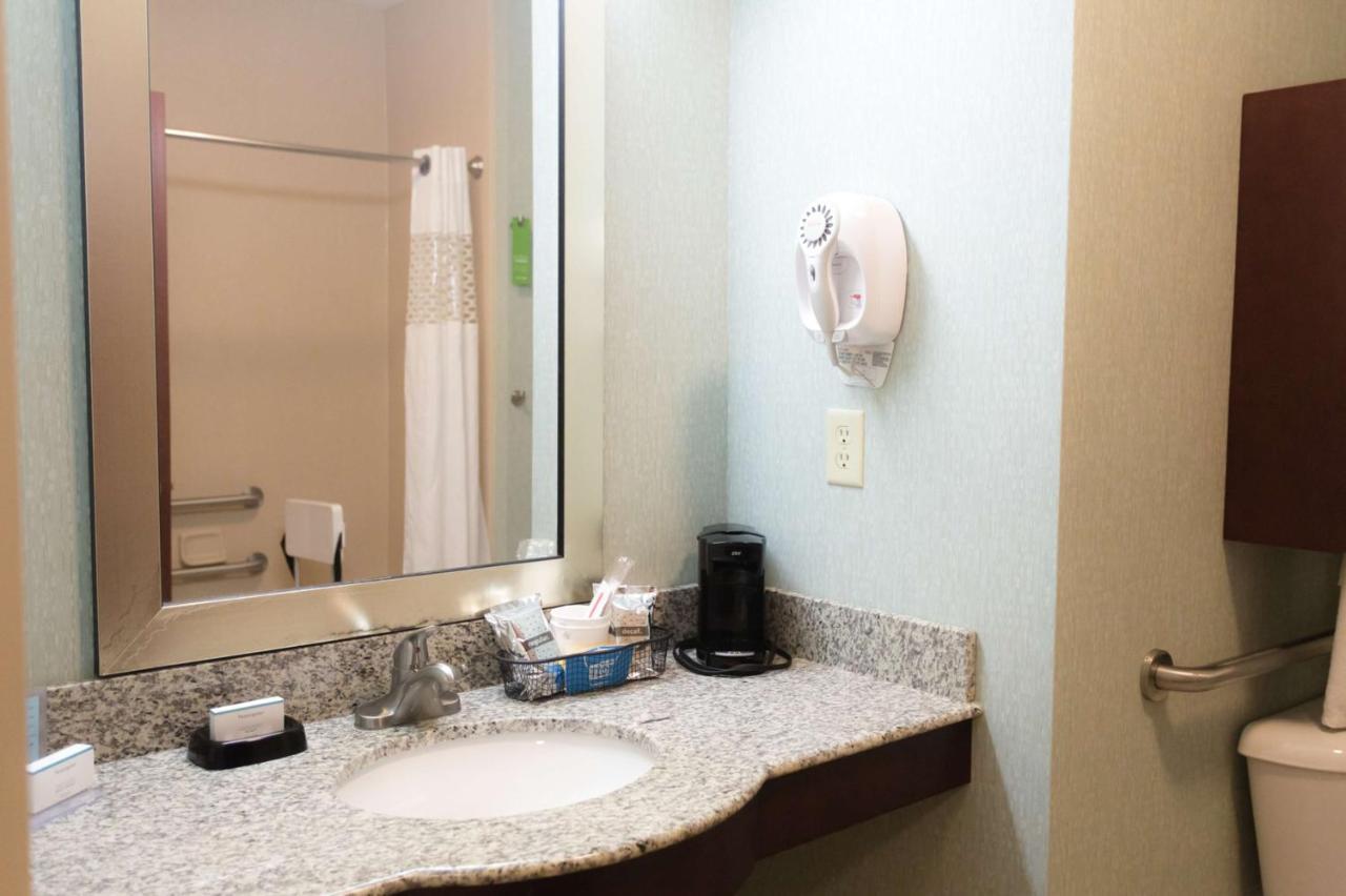 Hampton Inn & Suites Middlebury Екстер'єр фото