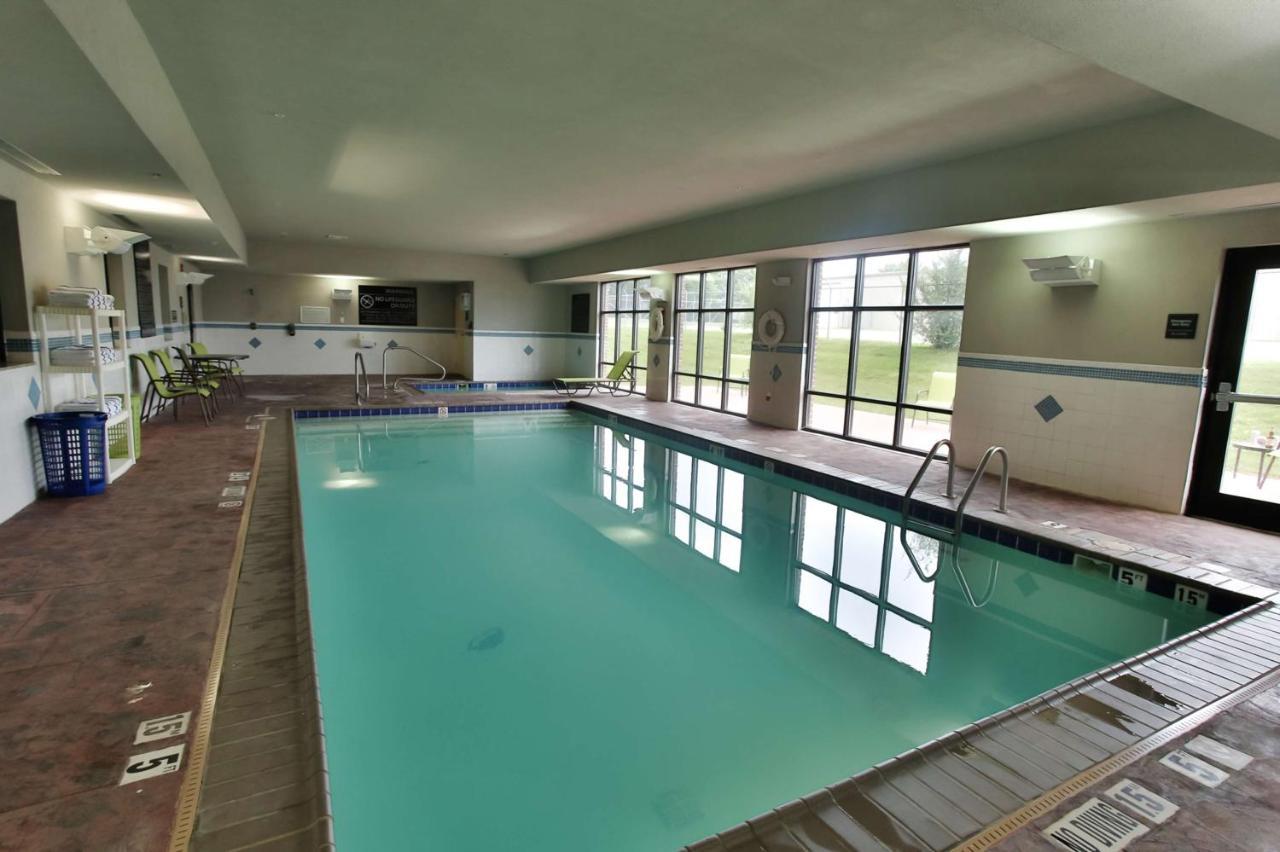 Hampton Inn & Suites Middlebury Екстер'єр фото
