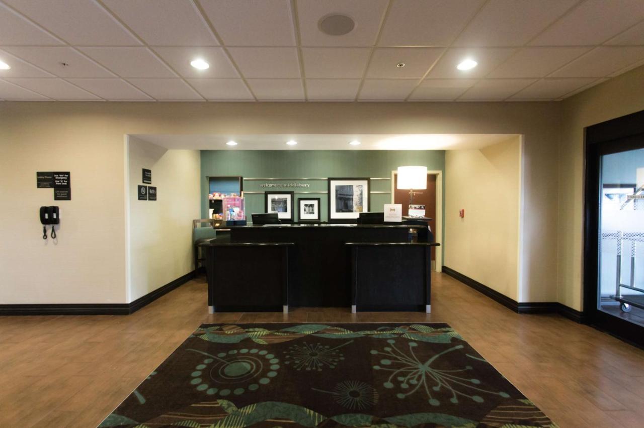 Hampton Inn & Suites Middlebury Екстер'єр фото
