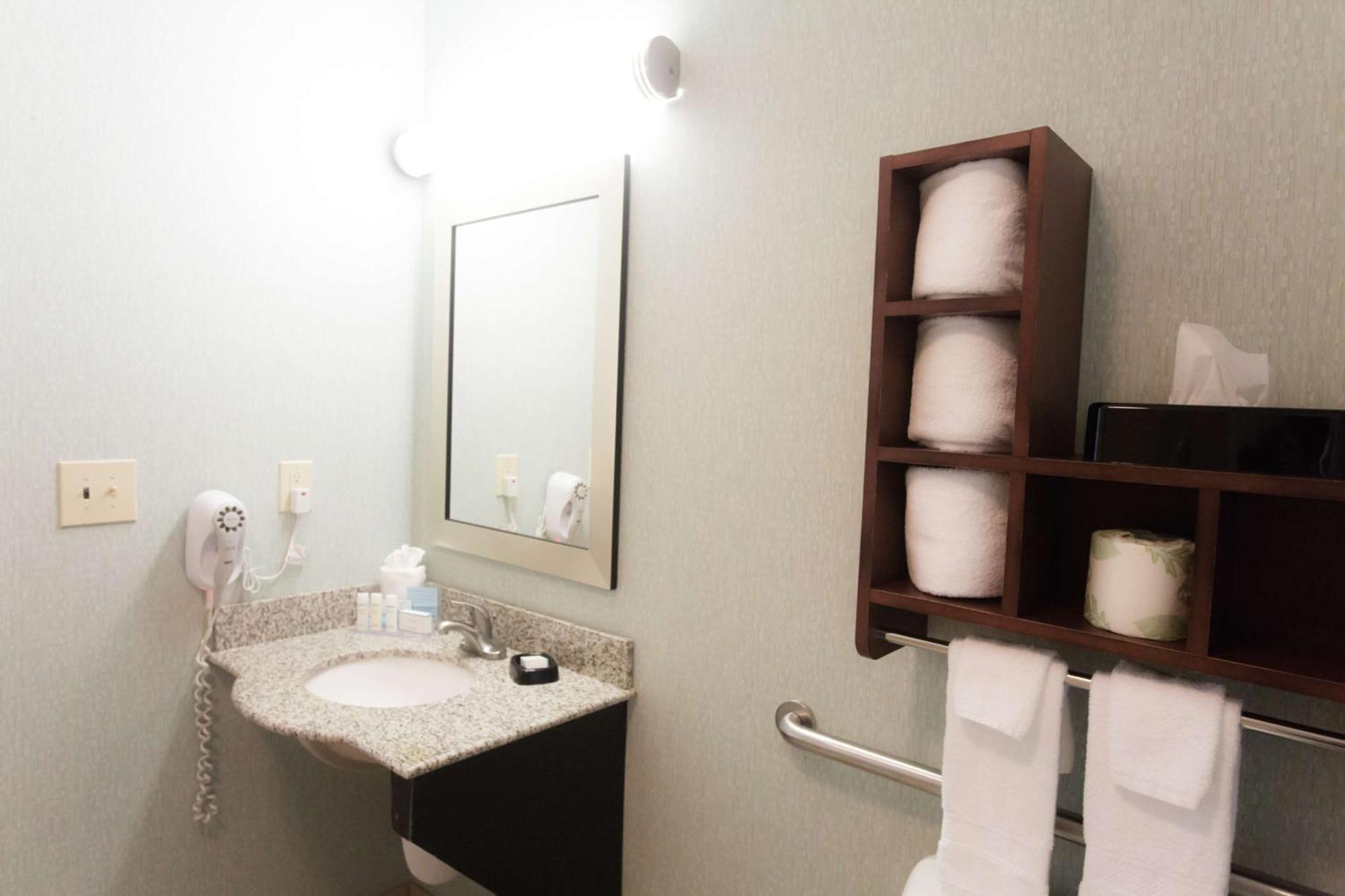 Hampton Inn & Suites Middlebury Екстер'єр фото