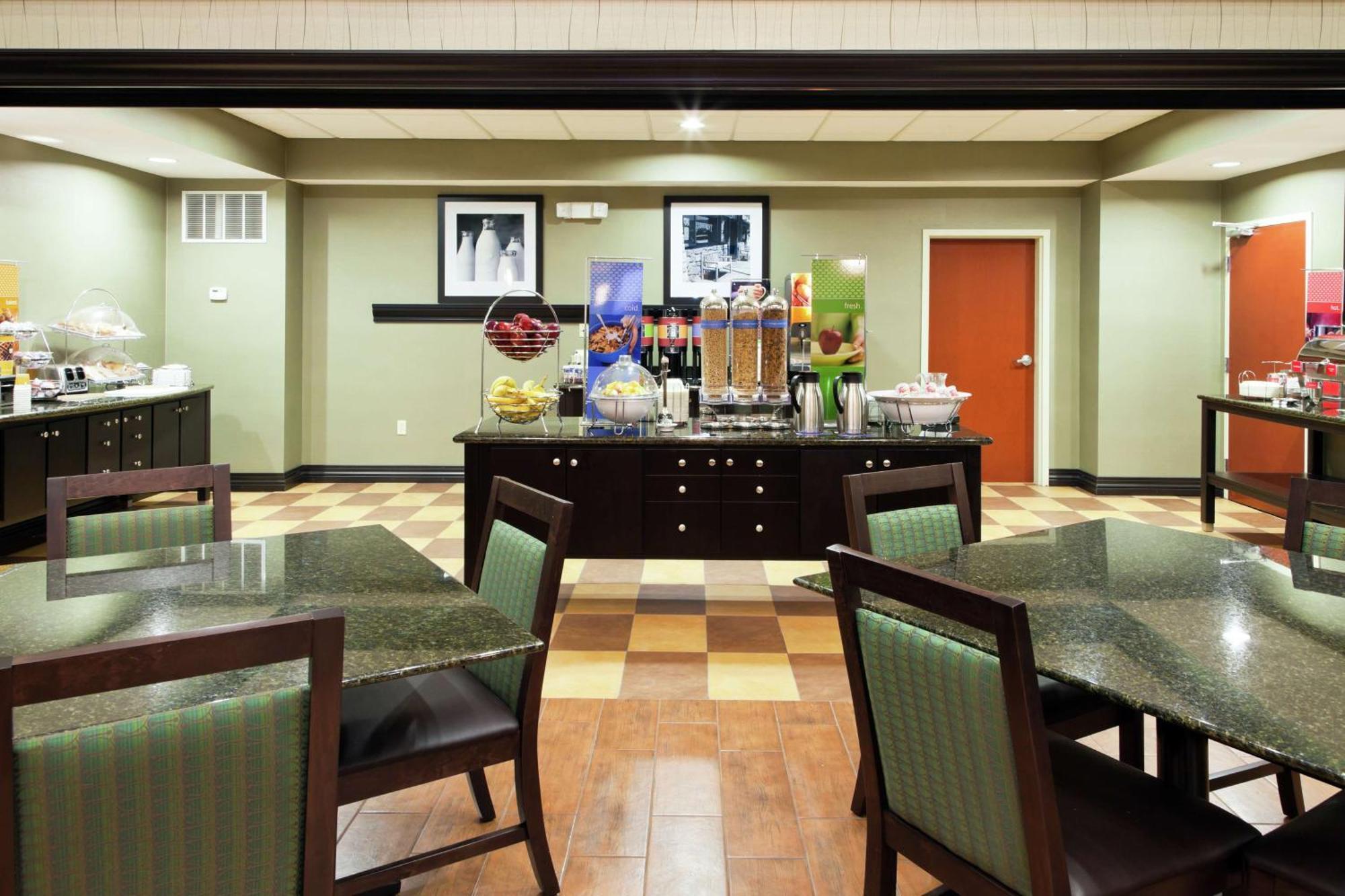 Hampton Inn & Suites Middlebury Екстер'єр фото