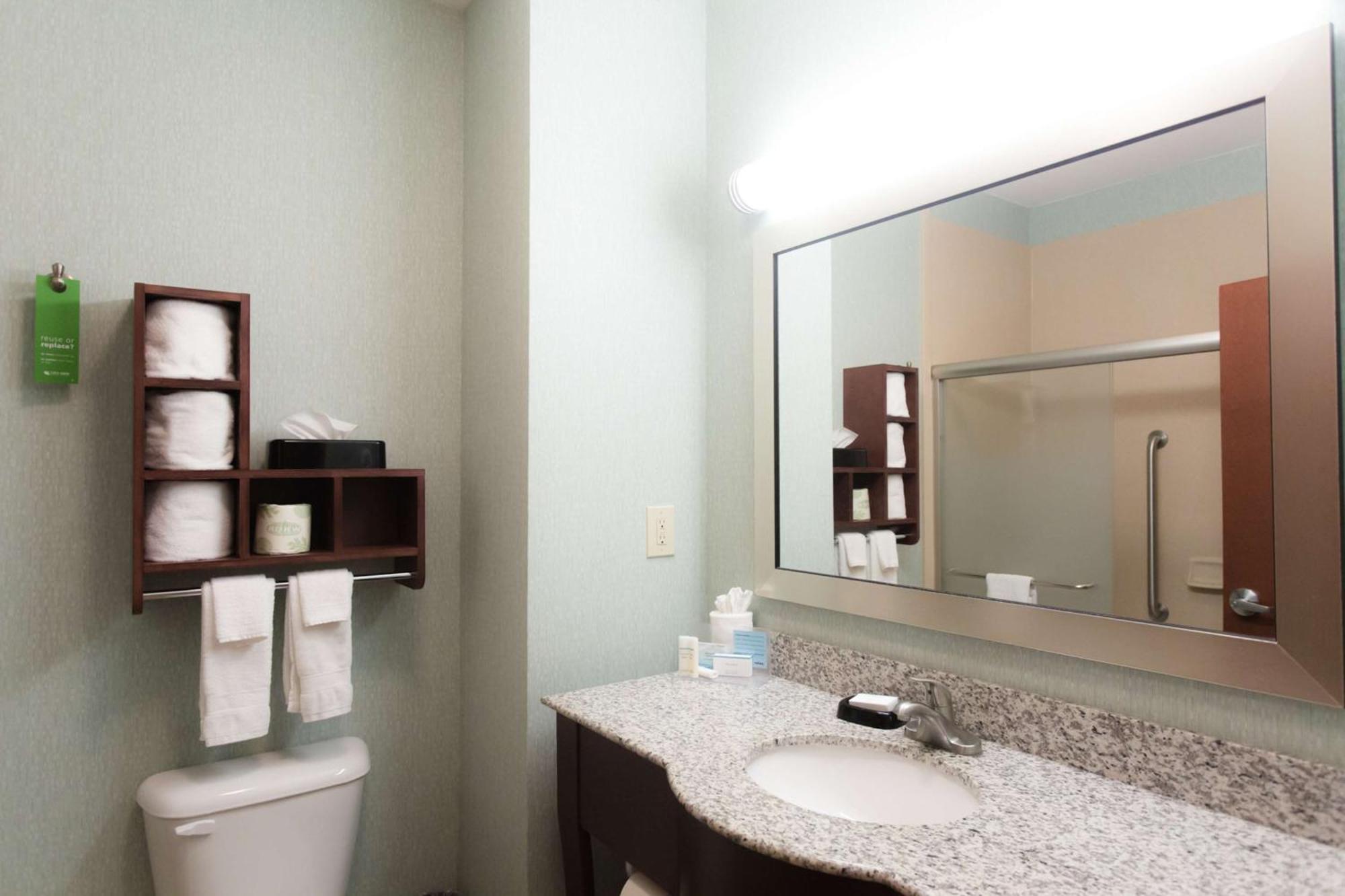 Hampton Inn & Suites Middlebury Екстер'єр фото